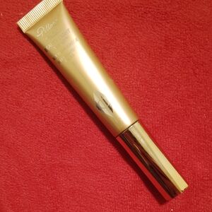 Gold Highlighter Makeup with Radiant Glow